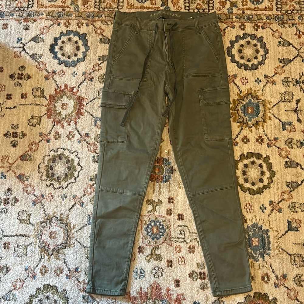American Eagle, olive green skinny cargó pants, size 10 regular